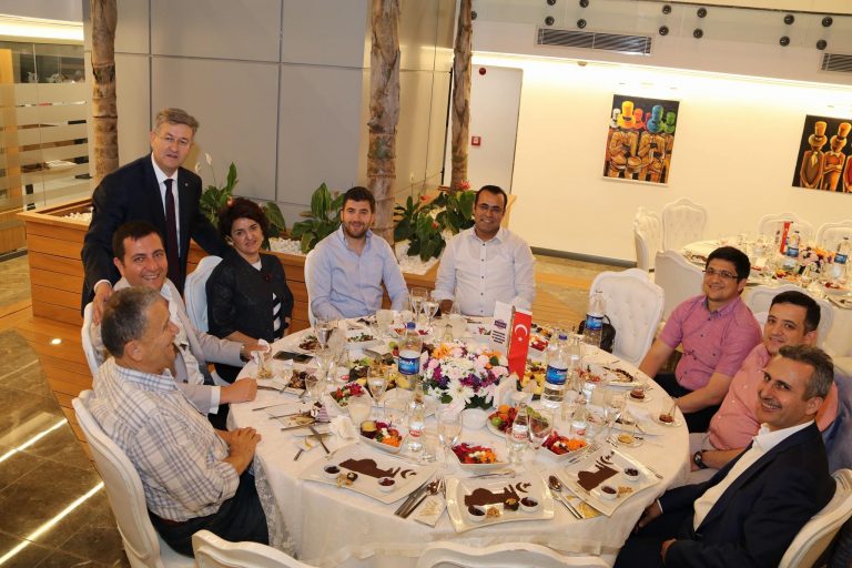 İftar yemeğinden kalan güzel kareler…