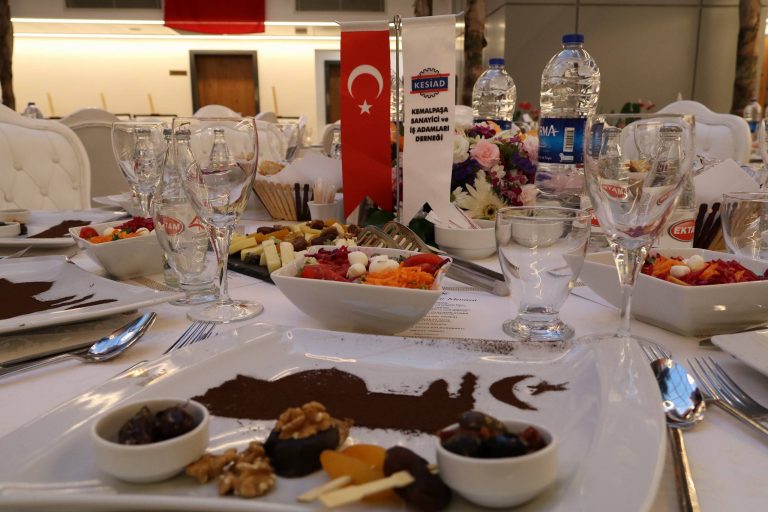 İftar yemeğinden kalan güzel kareler…