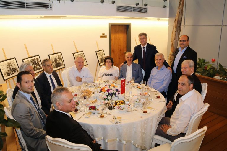 İftar yemeğinden kalan güzel kareler…