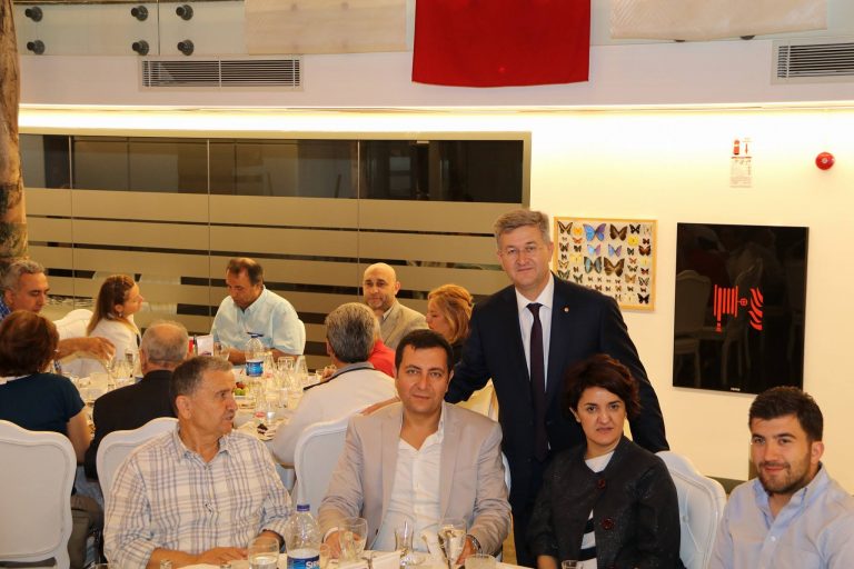 İftar yemeğinden kalan güzel kareler…