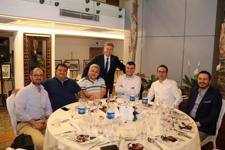 İftar yemeğinden kalan güzel kareler…